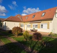 REZERVOVANÉ! Predáme 4-izb. rodinný dom, pozemok 1414 m2, Vráble - Rodinný dom na Bernolákovej ulici vo Vrábľoch, obklopený zelenou záhradou a modrou oblohou.