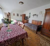 REZERVOVANÉ! Predáme 4-izb. rodinný dom, pozemok 1414 m2, Vráble - Obývacia izba v rodinnom dome s nábytkom, jedálenským stolom a dekoráciami.