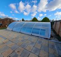 REZERVOVANÉ! Predáme 4-izb. rodinný dom, pozemok 1414 m2, Vráble - Zastrešený bazén na záhrade rodinného domu na Bernolákovej ulici vo Vrábľoch.