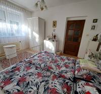 REZERVOVANÉ! Predáme 4-izb. rodinný dom, pozemok 1414 m2, Vráble - Spálňa v rodinnom dome s posteľou, šatníkovou skriňou a dekoratívnym kobercom.