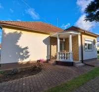 REZERVOVANÉ! Predáme 4-izb. rodinný dom, pozemok 1414 m2, Vráble - Rodinný dom na Bernolákovej ulici vo Vrábľoch s tehlovou strechou a záhradou.