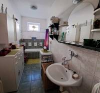 REZERVOVANÉ! Predáme 4-izb. rodinný dom, pozemok 1414 m2, Vráble - Kúpeľňa v rodinnom dome so sprchou, umývadlom a skrinkami.
