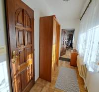 REZERVOVANÉ! Predáme 4-izb. rodinný dom, pozemok 1414 m2, Vráble - Interiér rodinného domu s dlažbou, drevenými dverami a presklenou stenou.