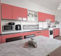 Predaj, rodinný dom Veľký Kýr, šesťizbový s garážou ... - Kuchyňa v rodinnom dome s ružovými skrinkami a bielym stolom.