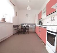 Predaj, rodinný dom Veľký Kýr, šesťizbový s garážou ... - Kuchyňa v rodinnom dome s červenými skrinkami a jedálenským kútom.