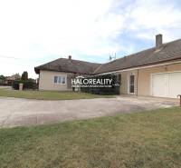 Predaj, rodinný dom Veľký Kýr, šesťizbový s garážou ... - Rodinný dom vo Veľkom Kýre, predzáhradka s trávnikom a parkovacia plocha.