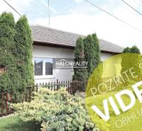 Predaj, rodinný dom Veľký Kýr, šesťizbový s garážou ... - Rodinný dom vo Veľkom Kýre s udržiavanou záhradou, zelenými tujami a plotom.