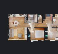 3D prehliadka, prenájom novostavby 4i bytu, Hany Ponickej, Bory - Pôdorys 4-izbového bytu s podlahou s dreveným dekorom a zariadením.