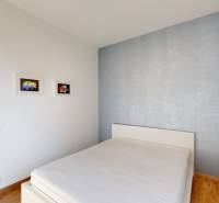 3D prehliadka, prenájom novostavby 4i bytu, Hany Ponickej, Bory - Spálňa so svetlými stenami, posteľou a umením na stenách, 4-izbový byt.