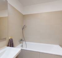 3D prehliadka, prenájom novostavby 4i bytu, Hany Ponickej, Bory - Kúpeľňa s vaňou a béžovými obkladačkami v 4-izbovom byte.