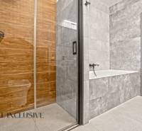 ALL INCLUSIVE I NOVOSTAVBA 4- IZBOVÝ RD SMART HOME - MOSTOVÁ (GA) - Kúpeľňa v rodinnom dome s vaňou, skleným sprchovacím kútom a podlahou s dreveným dekorom.