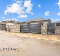 ALL INCLUSIVE I NOVOSTAVBA 4- IZBOVÝ RD SMART HOME - MOSTOVÁ (GA) - Rodinný dom v Mostovej s kamenným plotom a bránou na spevnenej ploche.