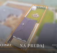 ALL INCLUSIVE I NOVOSTAVBA 4- IZBOVÝ RD SMART HOME - MOSTOVÁ (GA) - Letecký pohľad na rodinný dom s trávnikom a kamenným kruhom v Mostovej.