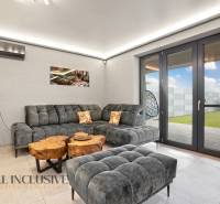ALL INCLUSIVE I NOVOSTAVBA 4- IZBOVÝ RD SMART HOME - MOSTOVÁ (GA) - Obývacia izba v rodinnom dome s pohodlnou sedačkou, dreveným stolíkom a veľkými oknami.