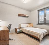 ALL INCLUSIVE I NOVOSTAVBA 4- IZBOVÝ RD SMART HOME - MOSTOVÁ (GA) - Spálňa v rodinnom dome s jednoduchým zariadením, písacím stolom a pohodlnou posteľou.