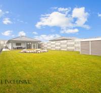 ALL INCLUSIVE I NOVOSTAVBA 4- IZBOVÝ RD SMART HOME - MOSTOVÁ (GA) - Rodinný dom na Mostovej v Galante s trávnatým dvorom a kamennou dekoráciou.