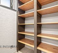 ALL INCLUSIVE I NOVOSTAVBA 4- IZBOVÝ RD SMART HOME - MOSTOVÁ (GA) - Polica so svetlým dreveným dekorom v rodinnom dome.