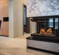 ALL INCLUSIVE I NOVOSTAVBA 4- IZBOVÝ RD SMART HOME - MOSTOVÁ (GA) - Krb v rodinnom dome s drevenými dekoráciami na stene a podlaha s dreveným dekorom.