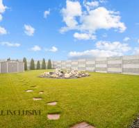 ALL INCLUSIVE I NOVOSTAVBA 4- IZBOVÝ RD SMART HOME - MOSTOVÁ (GA) - Záhrada pri rodinnom dome v Mostovej s kamenným záhonom a záhradným domčekom.