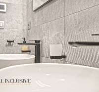 ALL INCLUSIVE I NOVOSTAVBA 4- IZBOVÝ RD SMART HOME - MOSTOVÁ (GA) - Dvojité umývadlá s čiernymi batériami na šedých kachličkách v rodinnom dome.