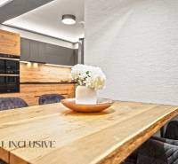 ALL INCLUSIVE I NOVOSTAVBA 4- IZBOVÝ RD SMART HOME - MOSTOVÁ (GA) - Kuchyňa v rodinnom dome s dreveným dekorom, bielou stenou a kvetinovou výzdobou.