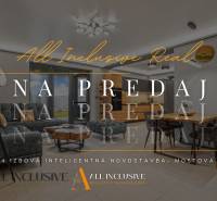 ALL INCLUSIVE I NOVOSTAVBA 4- IZBOVÝ RD SMART HOME - MOSTOVÁ (GA) - Obývacia izba so sedačkou a jedálenským stolom v rodinnom dome s podlahou s dreveným dekorom.