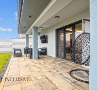 ALL INCLUSIVE I NOVOSTAVBA 4- IZBOVÝ RD SMART HOME - MOSTOVÁ (GA) - Terasa vedľa rodinného domu na Mostovej ulici v Galante s posedením a hojdačkou.