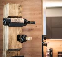 ALL INCLUSIVE I NOVOSTAVBA 4- IZBOVÝ RD SMART HOME - MOSTOVÁ (GA) - Držiak na víno v interiéri rodinného domu s dreveným dekorom.