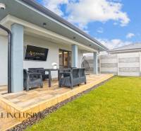 ALL INCLUSIVE I NOVOSTAVBA 4- IZBOVÝ RD SMART HOME - MOSTOVÁ (GA) - Terasa rodinného domu na Mostovej ulici v Galante s posedením a trávnikom.
