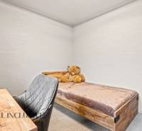 ALL INCLUSIVE I NOVOSTAVBA 4- IZBOVÝ RD SMART HOME - MOSTOVÁ (GA) - Jednoduchá izba v rodinnom dome s posteľou a plyšovým medveďom.