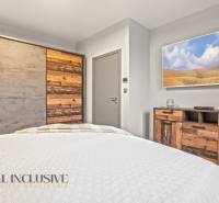 ALL INCLUSIVE I NOVOSTAVBA 4- IZBOVÝ RD SMART HOME - MOSTOVÁ (GA) - Spálňa v rodinnom dome s nábytkom a skriňou s dekorom prírodného dreva.