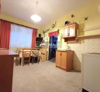 Predaj, rodinný dom Kľačno - ZNÍŽENÁ CENA - EXKLUZÍV... - Kuchyňa v rodinnom dome s dreveným dekorom, svetlé steny, stôl so stoličkami.