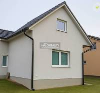 Predaj, rodinný dom Kľačno - ZNÍŽENÁ CENA - EXKLUZÍV... - Rodinný dom v Kľačne s bielou fasádou a šikmou strechou na udržiavanom trávniku.