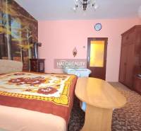 Predaj, rodinný dom Kľačno - ZNÍŽENÁ CENA - EXKLUZÍV... - Spálňa v rodinnom dome s tapetou lesa a klasickým dreveným nábytkom.