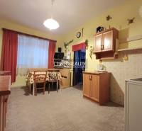 Predaj, rodinný dom Kľačno - ZNÍŽENÁ CENA - EXKLUZÍV... - Kuchyňa v rodinnom dome s dreveným dekorom, jedálenským stolom a skrinkami.