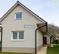 Predaj, rodinný dom Kľačno - ZNÍŽENÁ CENA - EXKLUZÍV... - Rodinný dom v Kľačne s podkrovím a trávnatým okolím.