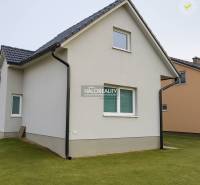 Predaj, rodinný dom Kľačno - ZNÍŽENÁ CENA - EXKLUZÍV... - Rodinný dom v Kľačne s jednoduchou fasádou a šikmou strechou.