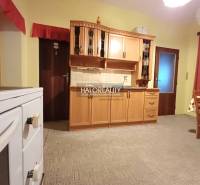 Predaj, rodinný dom Kľačno - ZNÍŽENÁ CENA - EXKLUZÍV... - Kuchyňa v rodinnom dome s drevenými skrinkami a klasickým sporákom.