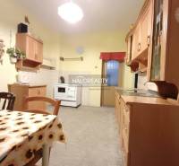 Predaj, rodinný dom Kľačno - ZNÍŽENÁ CENA - EXKLUZÍV... - Kuchyňa v rodinnom dome s jedálenským stolom a drevenými skrinkami.