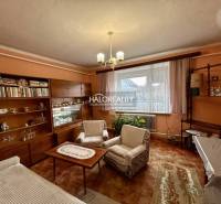 Predaj, rodinný dom Prievidza - EXKLUZÍVNE HALO REALITY - Obývačka rodinného domu s nábytkom z dreveným dekorom a záclonami.