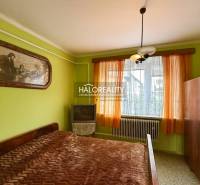 Predaj, rodinný dom Prievidza - EXKLUZÍVNE HALO REALITY - Spálňa v rodinnom dome s posteľou, obrazom, skrinkou a televízorom.