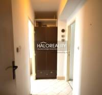 Predaj, trojizbový byt Spišské Vlachy - Chodba v 3-izbovom byte so vstavanou skriňou a svietidlom na strop.