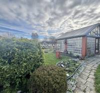 Predaj, záhradný pozemok   231 m2 Spišská Nová Ves, ... - Záhrady v Spišskej Novej Vsi s preskleným domom, upraveným trávnikom a kvetinovým záhonom.