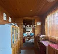 Predaj, záhradný pozemok   231 m2 Spišská Nová Ves, ... - Interiér so záhradným nábytkom, dreveným dekorom, príjemným osvetlením, ideálny pre relax v Záhradách.