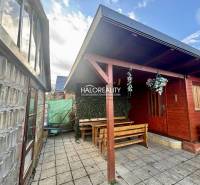 Predaj, záhradný pozemok   231 m2 Spišská Nová Ves, ... - Drevený altánok so stolom a lavičkami v záhradách Spišskej Novej Vsi.