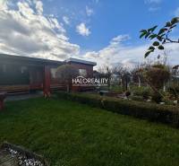 Predaj, záhradný pozemok   231 m2 Spišská Nová Ves, ... - Drevený altánok v záhrade v Spišskej Novej Vsi so zeleným trávnikom a zeleňou.