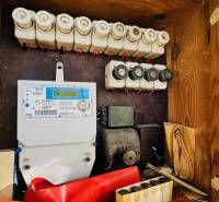 Na predaj 4-izbový rodinný dom v Brodzanoch – pozemok 1236 m² - Elektrická rozvodná skriňa v rodinnom dome s poistkami a elektromerom.