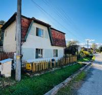 Na predaj 4-izbový rodinný dom v Brodzanoch – pozemok 1236 m² - Rodinný dom v Brodzanoch s dreveným plotom a udržiavanou záhradou pri tichej ulici.