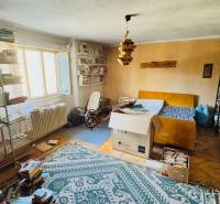 Na predaj 4-izbový rodinný dom v Brodzanoch – pozemok 1236 m² - Knižnica a nábytok v izbe rodinného domu s podlahou s dreveným dekorom.