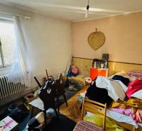 Na predaj 4-izbový rodinný dom v Brodzanoch – pozemok 1236 m² - Miestnosť v rodinnom dome s neporiadkom, okolo sú rôzne predmety a textil.